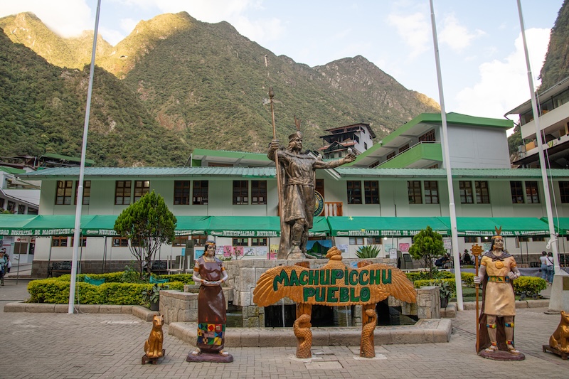 Aguas Calientes Perú, también conocida como Machu Picchu Pueblo, es más que un simple punto de tránsito hacia la icónica ciudadela inca de Machu Picchu.